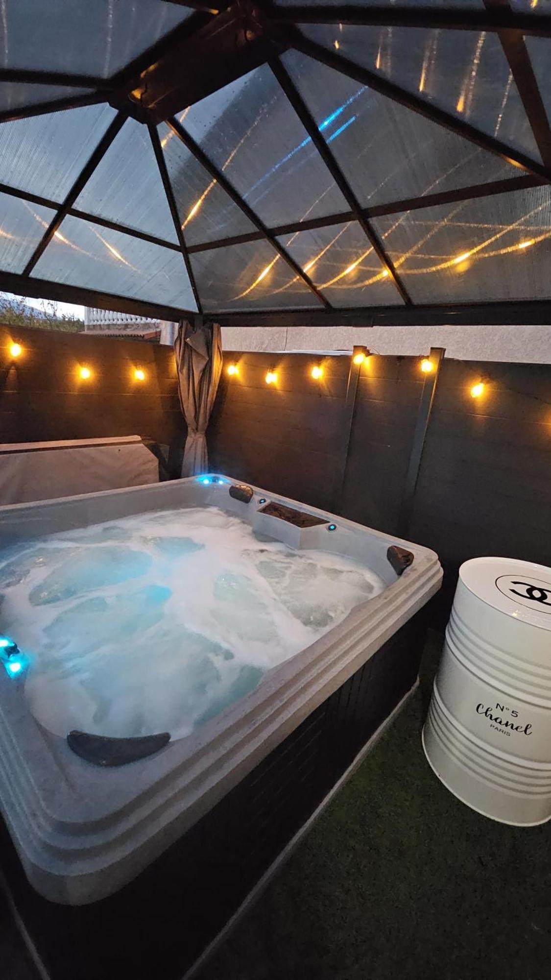 Hebergement Privee Jaccuzzi En Supplement Saint-Clair-du-Rhone Exterior photo